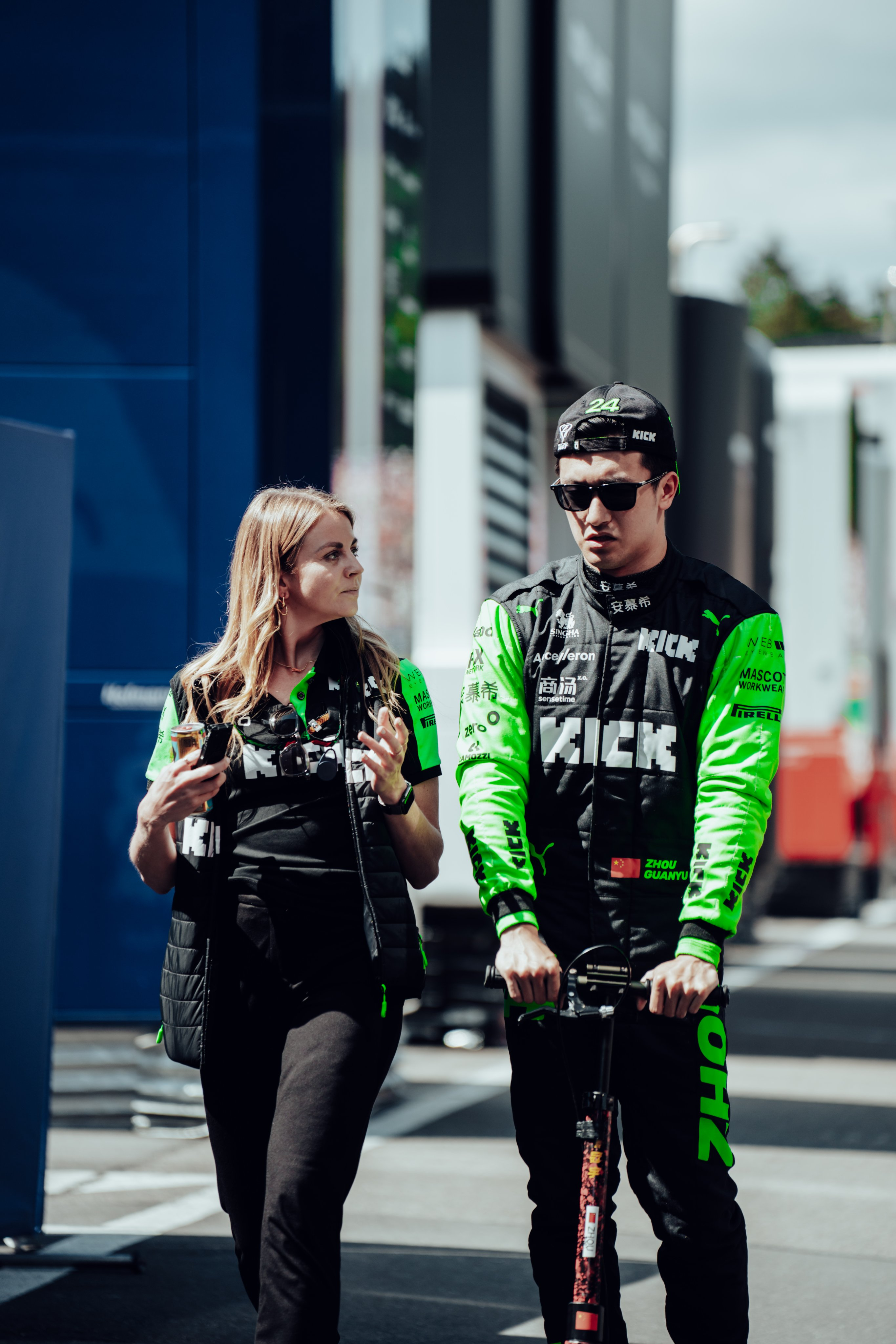 哈斯车队鏖战索伯车队，周冠宇扛起全队