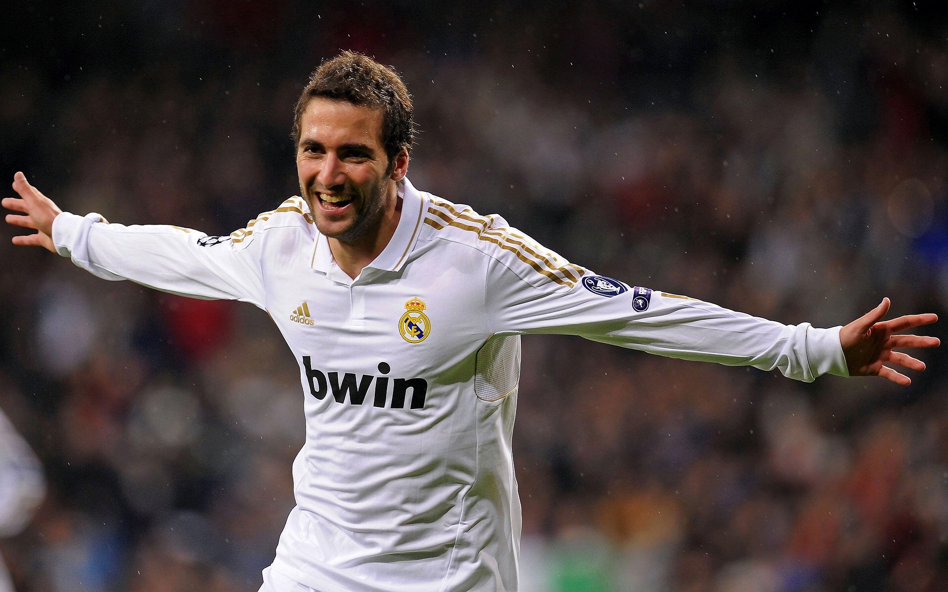 莫兰特坐在场边，却成了焦点