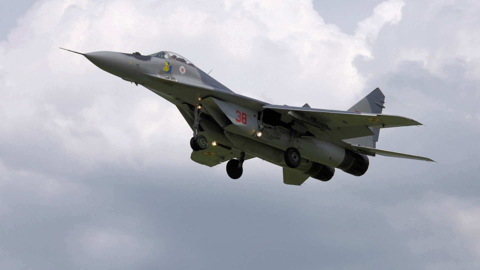 终极变奏,F1街道赛的轮胎交响曲与橄榄球场的黑潮革命